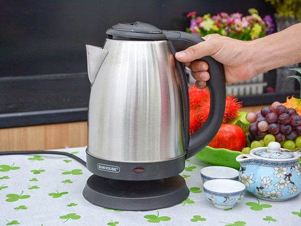 Ấm đun nước siêu tốc chất liệu inox