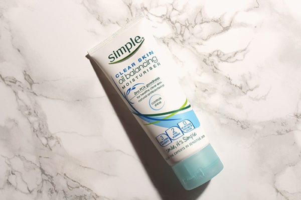 Kem dưỡng ẩm Simple Clear Skin Oil Balancing Moisturiser