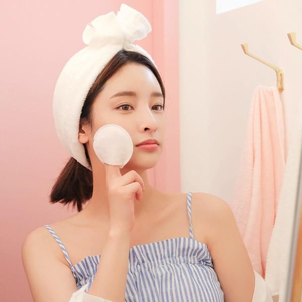 Sử dụng nước hoa hồng cùng bông tẩy trang