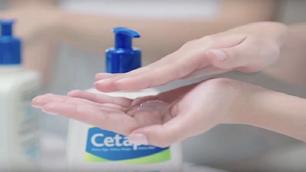 Rửa sữa rửa mặt với nước là cách sử dụng phổ biến