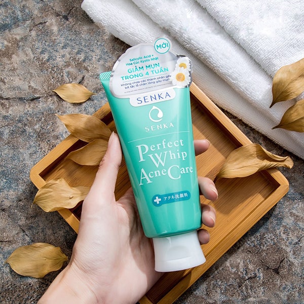 Sữa rửa mặt Senka Perfect Whip Acne Care làm sạch sâu hiệu quả