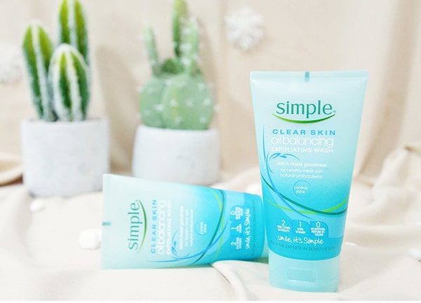Sữa rửa mặt Simple Clear Skin Oil Balancing Exfoliating Wash