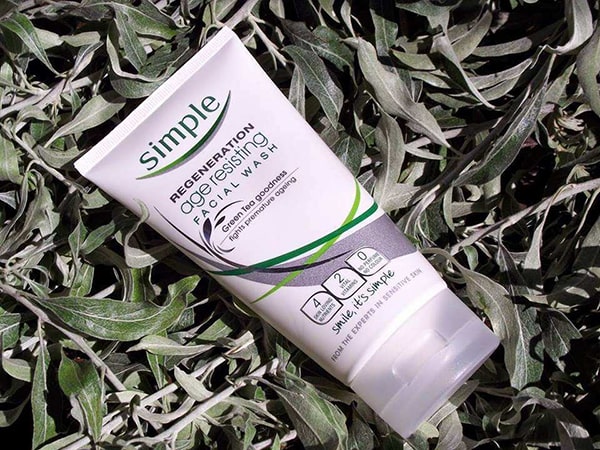 Sữa rửa mặt Simple Clear Skin Oil Balancing Exfoliating Wash