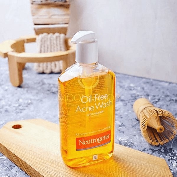 Sữa rửa mặt Neutrogena Oil-Free Acne Wash