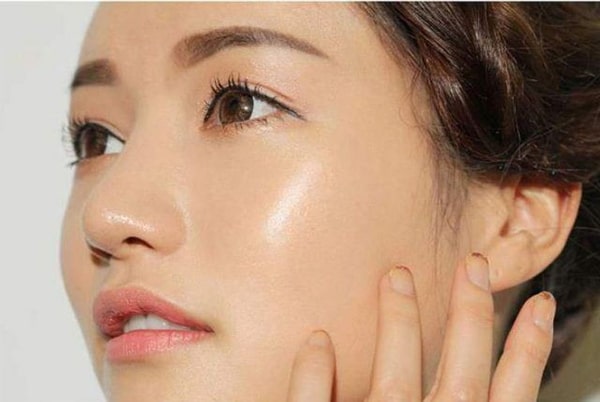 Da dầu thường bị mụn và lỗ chân lông to