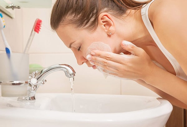 Chọn sữa rửa mặt cho da mụn có thành phần lành tính