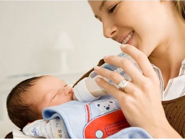 Bổ sung sữa non cho trẻ sơ sinh