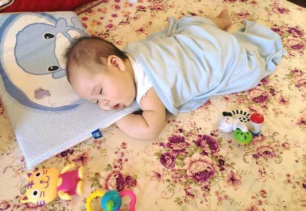 Đặt bé nằm đúng vị trí gối