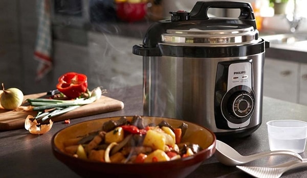 Tùy từng loại thực phẩm mà cho lượng phù hợp với lòng nồi