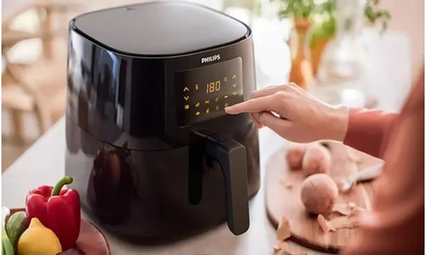 Mỗi nồi chiên đều sở hữu bảng điều khiển thời gian và nhiệt độ ở bên ngoài