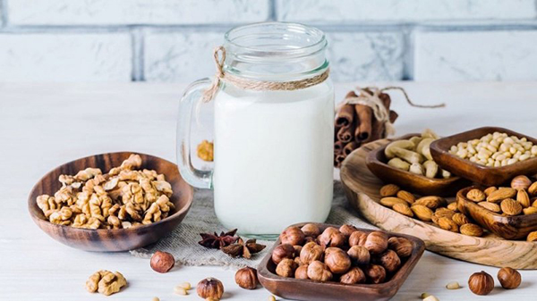 Làm sữa hạt với máy ép chậm cần phải ngâm hạt, ép chậm kết hợp nước
