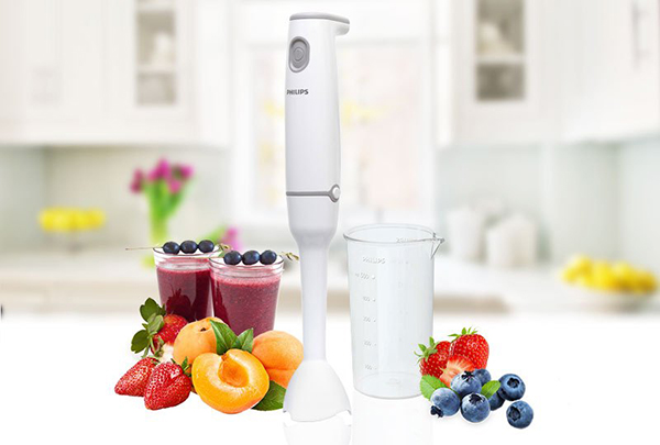 So với việc đánh trứng bằng tay thì sử dụng bằng máy xay sinh tố sẽ thuận tiện và dễ dàng hơn nhiều