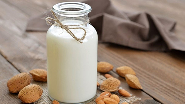 Cách làm sữa hạt óc chó bằng máy xay sinh tố được nhiều chị em áp dụng